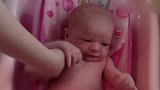 小宝宝很享受洗澡的过程，乖巧的模样真是惹人喜爱啊