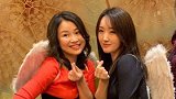 48岁杨钰莹参加闺蜜聚会扮天使，网友调侃：像阿姨和小女孩