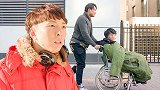 帅小伙穿着破洞裤走在街上，没想到遭遇这样的套路