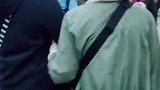 小姐姐把面包顶在头上，这样好看吗