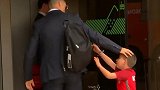 葡萄牙发兵俄罗斯小球迷机场相送 暖男C罗放下包就给孩子签名