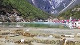 玉龙雪山下的蓝月谷
