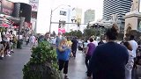 街头恐吓恶作剧，伪装成草人捉弄路人，路人纷纷被吓一跳