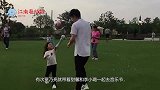 贾乃亮终于忍不住一脚踹向李小璐，一旁甜馨无忧无虑，网友：心疼