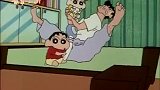 蜡笔小新：爸爸抱起小葵玩乐，小新在桌子下面！
