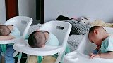 妈妈一人带三胞胎宝宝，中午没人哄宝宝睡觉，竟然自己睡着了