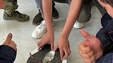 农村大哥的搞笑拖鞋，穿个十年应该不是问题，就是可能会生锈！
