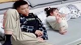 相差12岁的兄妹，一看电视妹妹就各种表情，真是个小可爱呀！