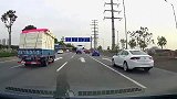 实拍：随意实线变道，两次恶意刹车，我是不是太给他脸了