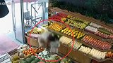 愤怒！男子水果店内亲吻陌生女童 监控画面令人瞠目结舌
