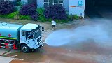 这个电动洒水炮，你们是不是也觉得比我们日常的洒水车要好玩一点