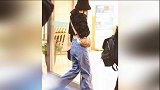 赵丽颖戴渔夫帽现身，露腰装又A又飒，这腰和生孩子前一样细