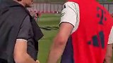 罗本回归参观拜仁训练，和球员们友好互动！