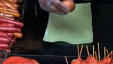 大叔摆摊烤冷面三天，顾客全程指导操作