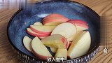 把鸡蛋倒苹果里，这做法孩子最喜欢，不烙不油炸，入口流沙太香了