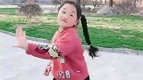 小侄女跳舞真带劲，古灵精怪的样子好可爱！