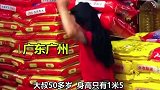 上有老下有小！一米五大叔干活扛270斤大米！