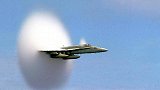 战斗机超音速飞行，音爆能轻易震碎玻璃，为啥飞行员不受影响