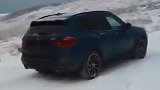 宝马和奥迪雪地爬坡较量，鹿死谁手拭目以待！