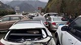 飙车党在马路上任性飙车，造成连环车祸，这一幕真的是无法忍受