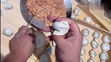 包饺子只用蛮力是行不通的，要观察手指技巧，太有用了！