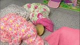 妈妈推开门吓一跳，宝爸和三胞胎女儿这是在干嘛，惊呆了