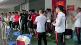 郑智返回休息室 享受队友英雄般迎接
