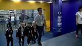 中超-17赛季-球迷翘首期盼大战开始 苏亚雷斯球员通道卖萌微笑-专题