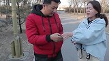 丈夫嫌妻子给的零花钱少，妻子让她玩圈圈套钱游戏，爆笑