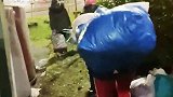 英国：四名女子从慈善旧衣回收箱偷走大量衣服遭谴责