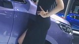 车展上遇见的车模姑娘，微笑的样子真是太美了，感觉自己恋爱了