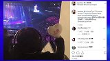超级萌！周杰伦两岁儿挥荧光棒应援爸爸演唱会