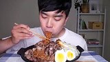 韩国欧巴吃面，加了烤肉和鸡蛋，味道还不错