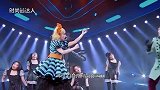奔四女人的初秋穿搭，36岁吴昕穿针织外套碎花裙，黑超遮面真酷