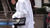 街拍姑娘，走出不一样的步伐，霸气侧漏