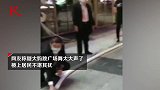 福建大妈跳广场舞扰民 物业拿水管喷水驱逐爆发冲突