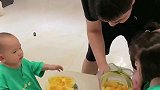 弟弟还是挺有眼力劲，懂得二胎的生存法则！