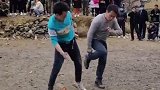 村子里举行武术交流会，小伙使出一招旋风腿，全村的人都惊呆了