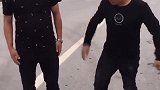 两个小伙子在打劫别人，结果是这个样子打劫