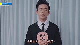 易烊千玺黑白搭配演绎男友力，漂染红发尽显个性，满满少年气