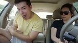外国小伙在车上唱跳，被妈妈嫌弃