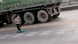 长江大桥上惊现可怕一幕 一整列司机全都吓得不敢动