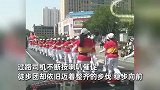 老年徒步团强占机动车道，司机无奈停车等待：有点事你都后悔不及