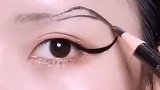 第一次见这样的怪妹子，竟然把眉毛和眼线连一起