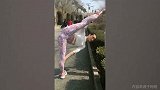 小姐姐公园秀极限一字马 这柔韧性堪比专业运动员