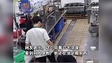 小伙在后厨突然晕倒在地，同事以为是开玩笑，踢了两脚后淡定喝水