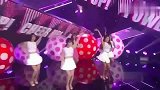 洪真英的《竖拇指》，粉色少女装，元气满满的少女