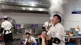 兰州拉面师傅这技术是真厉害，这么粗也能甩，不服都不行啊