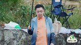 于谦难得去钓鱼，不料钓一会就下雨了，谦哥满脸的不高兴！