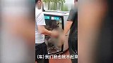 司机小伙被困侧翻车内，过路大姐喊来路人合力抬车将其救出